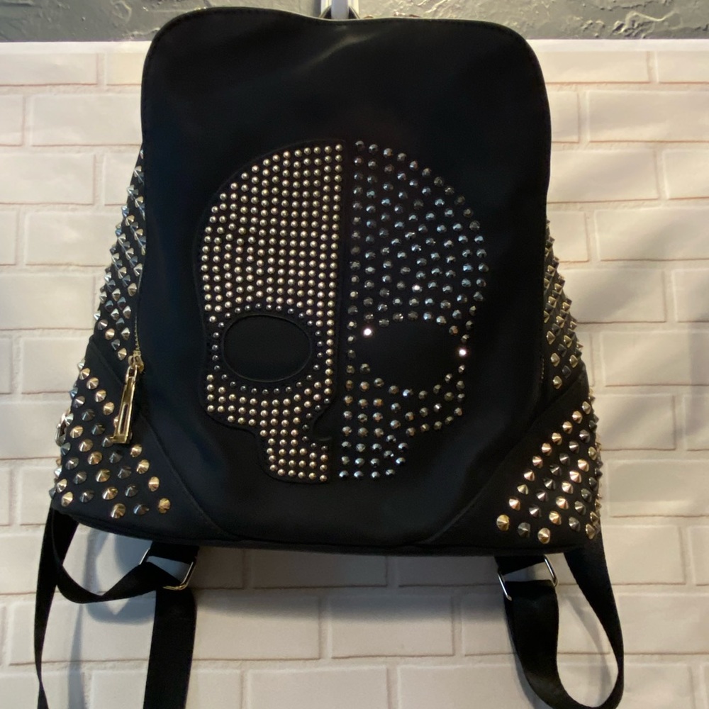 New skull studded back pack